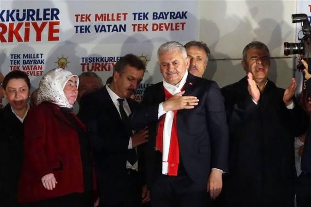 Son dakika... Başbakan Yıldırım'dan balkon konuşması